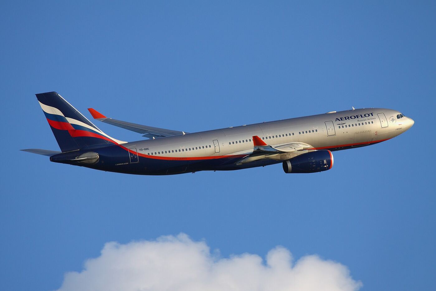 Letadla různých aerolinek na odbavovací ploše letiště